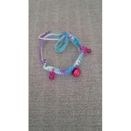 Bracciale artigianale colorato con charms rosa